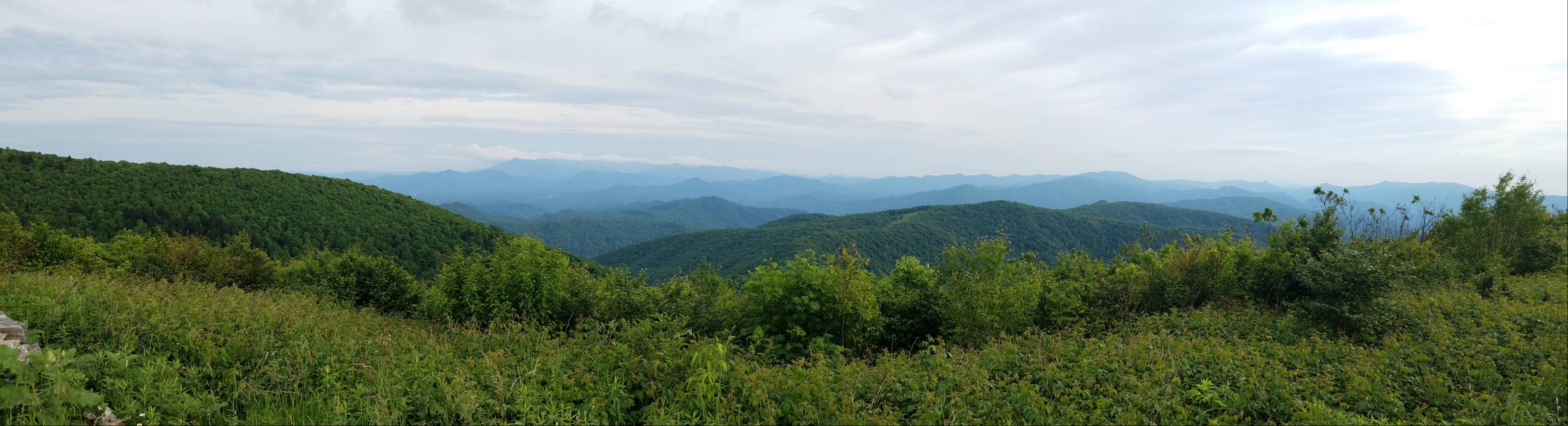 Picture of skyline of mountains at Beauty Spot on hiking trail in Tennessee.